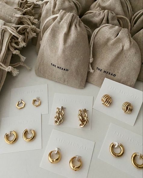 Jewelry Packaging Diy, Jewelry Packaging Design, Jewellery Photography Inspiration, Jewelry Product Shots, Earring Styles, Creative Jewelry Photography, Jewelry Photography Styling, Jewelry Photoshoot, Foto Tips