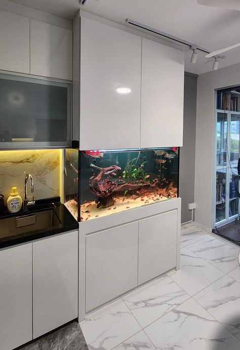 Aquarium In Kitchen, Fish Tank In Kitchen, Home Fish Tank Ideas, Kitchen Aquarium, Big Aquarium Living Rooms, Aquarium Setup Ideas, Aquarium Interior Design, Aquarium Kitchen, Modern Fish Tank