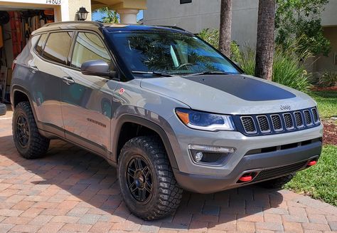 Jeep Compass 2020, Jeep Compass Trailhawk, Large Suv, Stop Light, Jeep Compass, Lift Kits, Offroad Vehicles, Toyota Camry, Car Ins