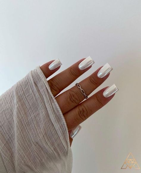 Winter White Nails, Winter Nails Designs, Cute Winter Nails, College Nails, White Chrome Nails, Multicolored Nails, Nail Art Photos, Winter Manicure, Golden Nails