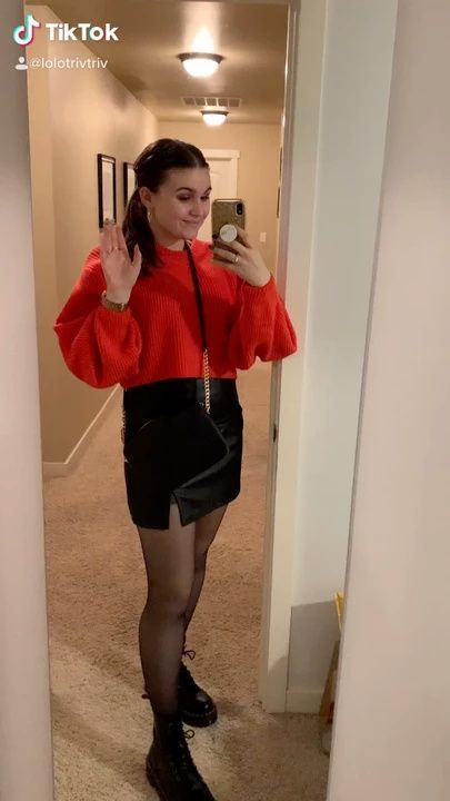 Red Sweater And Black Skirt Outfit, Red Sweater And Skirt Outfit, Outfit Black Tights, Red Top Black Skirt, Black Skirt Leather, Skirt With Black Tights, Leather Mini Skirt Outfit, Workwear Inspiration, Black Skirt Outfits