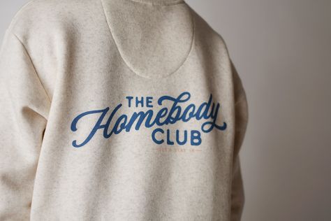 Wearing the oatmeal crew sweatshirt from The Homebody Club. Comfy and stylish, this sweatshirt is perfect for lounging around the house or running errands. . #Simple_Sweatshirt #Blue_Artwork #Crewneck_Design #Club_Sweatshirts Affordable Cozy T-shirt With Letter Print, Crew Neck Shirt With Logo Print, Casual Graphic Design Sweatshirt, Comfort Colos Sweat Shirt, Affordable Cozy Crew Neck Sweatshirt, Casual Sweatshirt With Graphic Design, Affordable Cozy Crew Sweatshirt, Retro Crew Sweatshirt, Womens Simple Sweatshirt