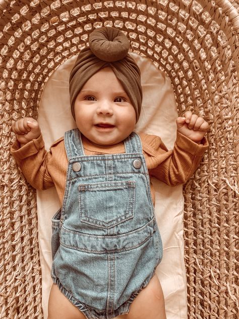 Baby Girl Neutral Outfits, Fall Outfit Photoshoot, Photoshoot For Baby, Kai Outfits, Overalls Baby Girl, Girl Fall Outfits, Stylish Kids Fashion