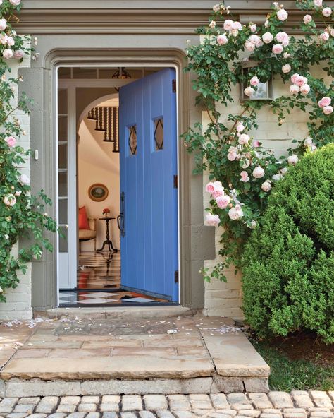 Traditional Decor Southern, Southern Lady, Dream Yard, French Architecture, Southern Homes, Front Entry Doors, Atlanta Homes, Beach House Interior, Room Paint Colors