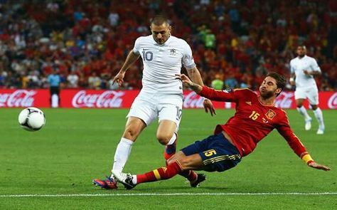 Spain 2 France 0 in 2012 in Gdansk. Sergio Ramos tackles Karim Benzema in the Quarter Final at Euro 2012. Ramos Tackle, Football Players Images, Euro 2012, كريستيانو رونالدو, Gdansk, Football Fans, Soccer Players, Football Players, Fifa