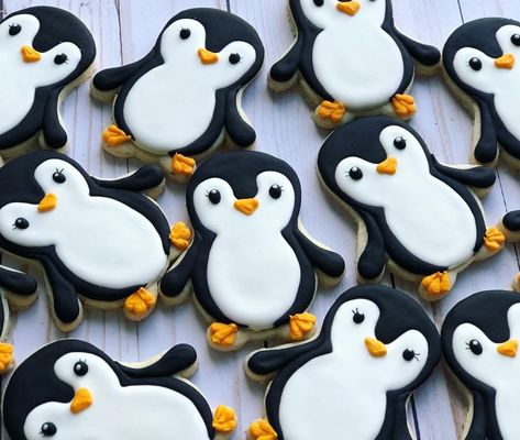 penguin cookies Penguin Sugar Cookies, Penguin Party Ideas, Sugar Cookies Designs, Cookies Decorated With Royal Icing, Penguin Cookies, Penguin Baby Showers, Penguin Birthday, Yummy Sugar Cookies, Penguin Party