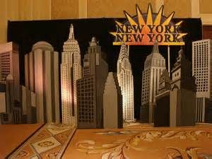 New York City skyline prop - Yahoo Image Search Results Night In New York Prom Theme, Around The World Prom Theme, Broadway Bedroom, New York Theme Party, New York Dance, Broadway Theme, Bugsy Malone, Broadway Party, Homecoming Floats