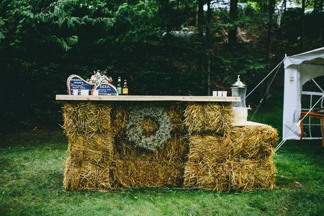 Hay bale bar leaner for the garden party. Easy, rustic & looks good Party Seating Ideas, Lilac Tulips, Backyard Wedding Reception, Wedding Lavender, Ideas For Dinner, Party Seating, Wedding Backyard Reception, Backyard Reception, Seating Ideas