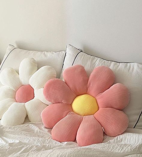 c. on Twitter: "giant flower cushion https://t.co/EkbOxbmorO" / Twitter Cute Pillows Bedroom Aesthetic, Aesthetic Bed Pillows, Aesthetic Pillows On Bed, Cojines Aesthetic, Daisy Pillows, Plush Flower, Cute Pillow, Flower Throw Pillows, Pillows Flowers