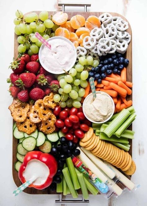 Christmas Charcuterie Board, 4de Verjaardag, Veggie Platter, Christmas Charcuterie, Fest Mad, Fruit And Veggie, Vegetable Platter, Veggie Snacks, Snack Platter