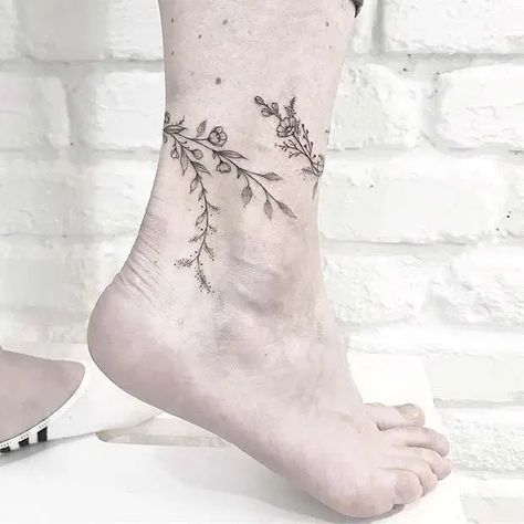 Beautiful floral ankle tattoo. Pretty Ankle Tattoos, Ankle Tattoos For Women Anklet, Wrap Around Ankle Tattoos, Cute Ankle Tattoos, Henne Tattoo, Pretty Flower Tattoos, Cuff Tattoo, Ankle Bracelet Tattoo, Ankle Tattoos For Women