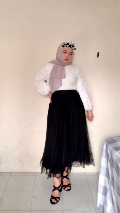 Rok tutu rample renda hitam + white blouse Ootd Rok Tutu, Kain Tile, Rok Tutu, White Blouse, Black Skirt, Tulle Skirt, Tile, Ootd, Skirt