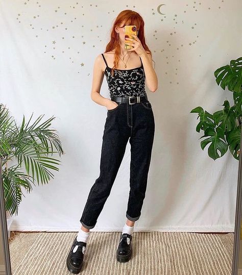 OUTFIT GOALS 🔪 (@vannoutfits) • Instagram photos and videos Mathilda Mai Outfits, Mathilda Mai, Liberty Mai, Jeans Wardrobe, Date Outfit Fall, Instagram Mom, Estilo Indie, 90s Outfit, Vintage Grunge