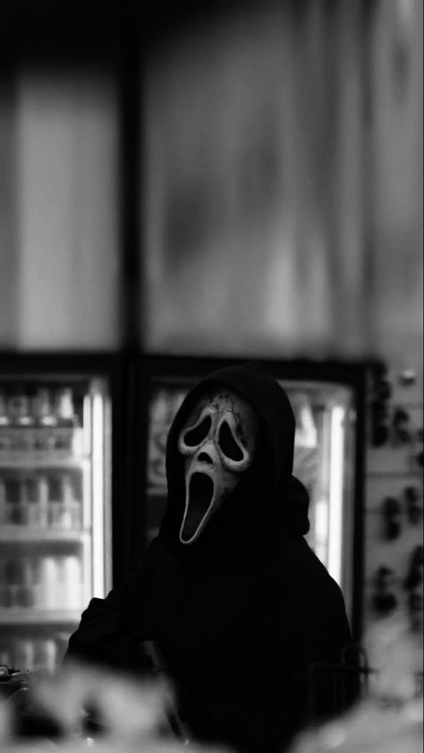 Ghostface Wallpaper Aesthetic, Scarie Movie, Ghost Face Wallpaper Aesthetic, Wallpaper Film, Helloween Wallpaper, Halloween Wallpaper Iphone Backgrounds, Ghostface Scream, Halloween Wallpaper Backgrounds, Scary Movie Characters