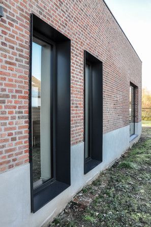 Country Farmhouse Exterior, Modern Window Design, Window Architecture, Modern Townhouse, Townhouse Designs, House Extension Design, House Design Exterior, Brick Exterior House, Brick Facade