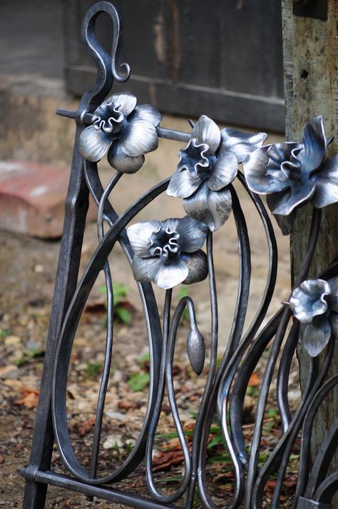 Forged Flowers, Metal Garden Gates, Welded Metal Projects, Aluminum Can Crafts, Wrought Iron Design, Wrought Iron Decor, Antique Light Fixtures, Metal Gates, Blacksmith Projects