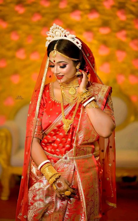 Bengali Bridal Poses, Saree Poses For Instagram, Saree Poses Ideas, Bright Photoshoot, Bengali Tradition, Types Of Saree, Bengali Marriage, Photoshoot Saree, Ideas For Photoshoot