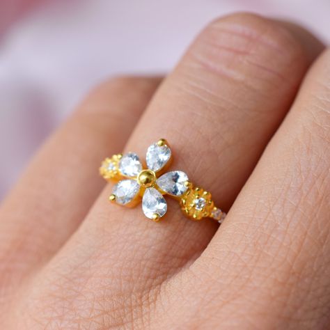 Diamond Flower Garland Ring | La Kaiser Jewelry - Simplistic pieces with a touch of contemporary and a pop of color | #lakaiserjewelry #birthstones #jewelry Birthstones Jewelry, Garland Ring, Spring Attire, Diamond Videos, Flower Garland, Vermeil Jewelry, Flower Garlands, Diamond Flower, Fine Rings