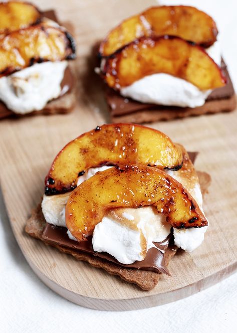 Grilled Peach S'mores - The Merrythought Fruity Recipes, Grilled Desserts, Super Easy Desserts, Grilled Fruit, Summer Backyard, Grilled Peaches, S'mores, Köstliche Desserts, Quick Desserts