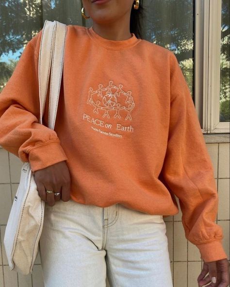 cd0dce8fca267bf1fb86cf43e18d5598 Orange Crewneck, Pinterest Trends, Sweatshirt Outfit, Mode Inspo, Mode Vintage, Looks Style, Mode Inspiration, Dream Clothes, Looks Vintage