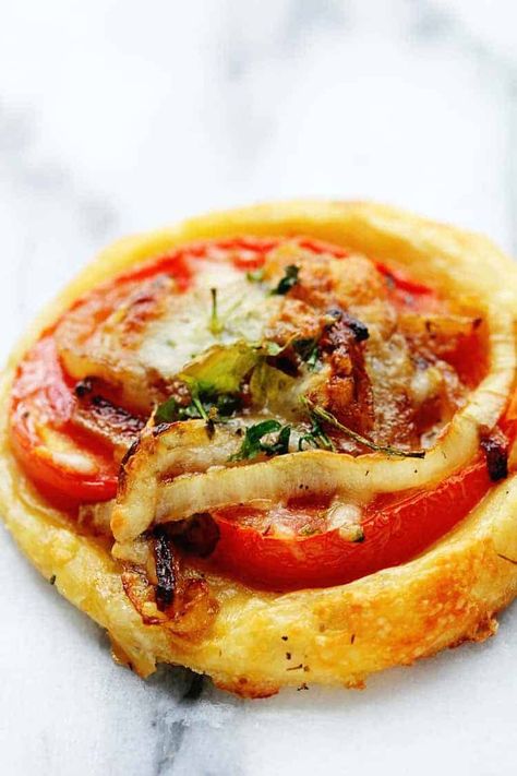 Tomato Tart Puff Pastry, Easy Tomato Tart, Tomato Tarts, Tomato Tart Recipe, Savoury Tarts, Awesome Appetizers, Eat Vegetables, Delicious Appetizers, Savory Pies