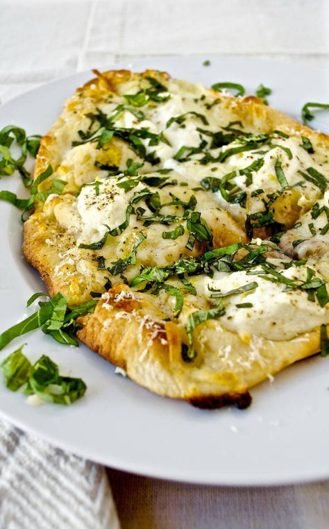 Lemon Ricotta White Pizza. Pizza Naan, Easy Naan, Naan Bread Pizza, Naan Pizza Recipes, Recipes With Naan Bread, Naan Pizza, Naan Recipe, Flatbread Recipes, Pizza Recipes Homemade