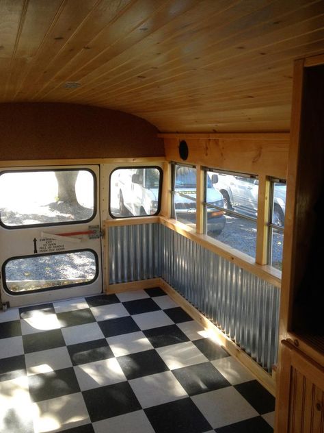 Queenslander Exterior, Bus Remodel, Bus Motorhome, School Bus Tiny House, School Bus Camper, Converted School Bus, Bus Living, Short Bus, Trailer Interior