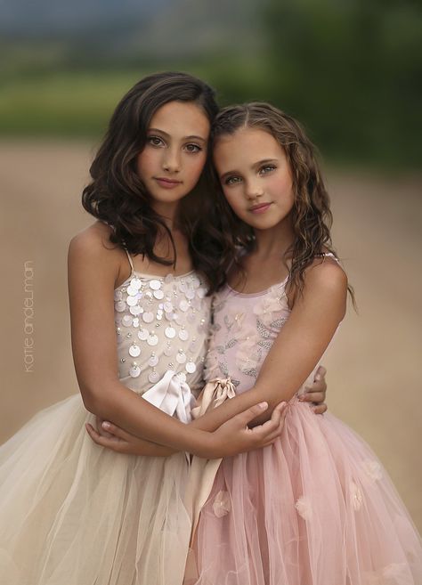 Old School Photoshoot, Sibling Photography Poses, School Photoshoot, Sisters Photography, Sisters Photoshoot Poses, Sister Photography, Sister Poses, Sibling Photography, Sister Pictures