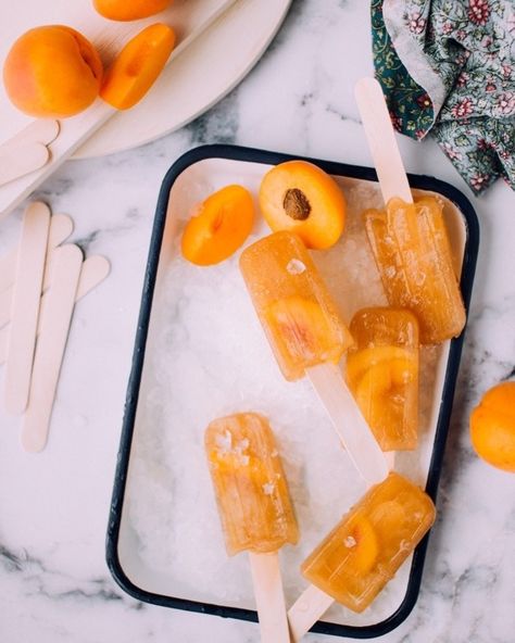 Whether you want to make peach cobbler or peach popsicles, you can use fresh peaches anytime when you freeze them for later use. Food For Nausea, Jus Anggur, Wine Popsicles, Freezer Hacks, Tea Popsicles, Fruit Ice Pops, Peach Popsicles, Snack Sani, Fruit Ice