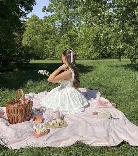 Aesthetic Picnic Outfit, Traditional Femininity, Pink Princess Aesthetic, Picnic Inspo, Nana Jacqueline, Girly Birthday Party, Jelly Wallpaper, Classy Outfits For Women, Cottagecore Outfits