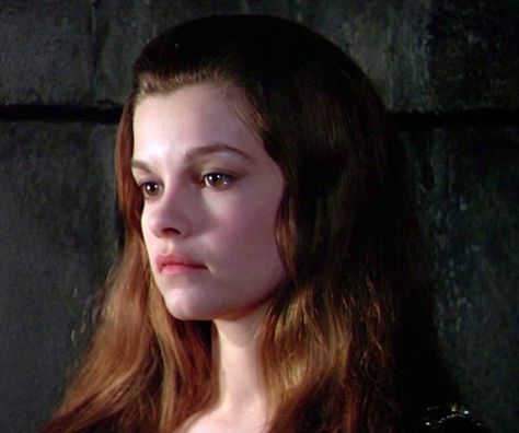 Anne of the Thousand Days - Anne Boleyn Anne Of The Thousand Days, Genevieve Bujold, British Costume, Catherine Of Aragon, Period Movies, Historical Women, Screen Caps, Anne Boleyn, Costume Drama