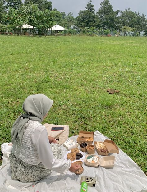 Picnic Date Outfits, Seserahan Pernikahan, Eid Activities, Picnic Date Food, Picnic Photography, Rok Plisket, Picnic Theme, Picnic Inspiration, Picnic Decorations