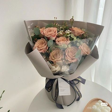 Aesthetic Bouquet Of Flowers, Roses Bouquet Aesthetic, Flower Boquet, Nice Flowers, Diy Bouquet Wrap, Rose Flower Arrangements, Luxury Flower Bouquets, Without Love, Flower Bouquet Diy