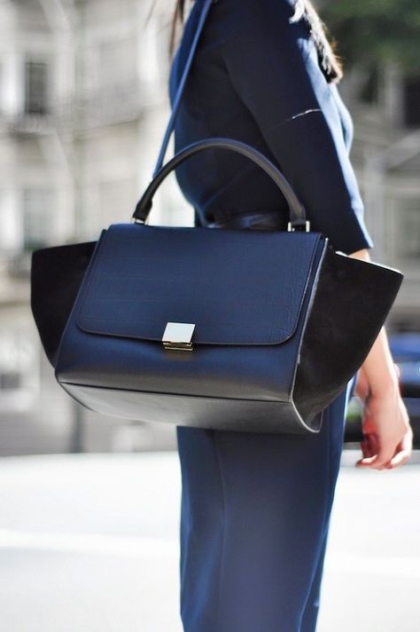 Céline Trapeze Small/Medium Tote Bag Celine Trapeze, Trapeze Bag, Handbag Heaven, Celine Bags, Celine Bag, Black Bag, Mode Inspiration, Beautiful Bags, Bago