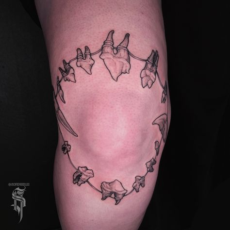 𝕿𝖊𝖊𝖙𝖍-𝖐𝖊𝖊𝖕𝖊𝖗 🦷 What are you looking at here, exactly? A wraith of canine teeth around a knee, of course! Custom tattoo for Moa, who happens to have an excellent taste in horror films. 😌 Thank you! #tattoo #tattooart #tattoos #stockholmtattoo #stockholm #tattooartist #inklife #tattooaddict #blackwork #tattoolove #spookytattoo Hydra Tattoo, Teeth Tattoo, Canine Teeth, Horror Tattoos, Tooth Tattoo, Canine Tooth, Circle Tattoo, Elbow Tattoos, Spooky Tattoos