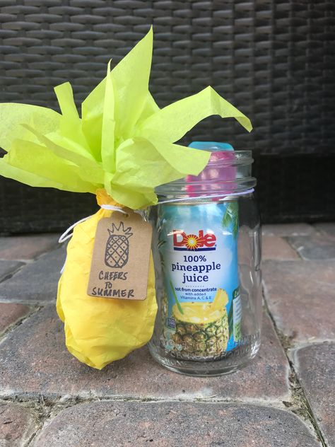 Pineapple Party Favors, Mason Jar Gifts Recipes, Reusable Ice Cubes, Mason Jar Drinks, Jar Recipes, Summer Pineapple, Drinking Jars, Pineapple Parties, Mason Jar Meals