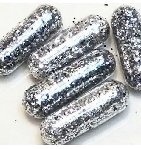 Metallic Silver Aesthetic, Glitter Pills, Crystals Design, Silver Aesthetic, Haut Routine, Tumblr Grunge, Trendy Jewellery, Silver Decor, Gray Aesthetic