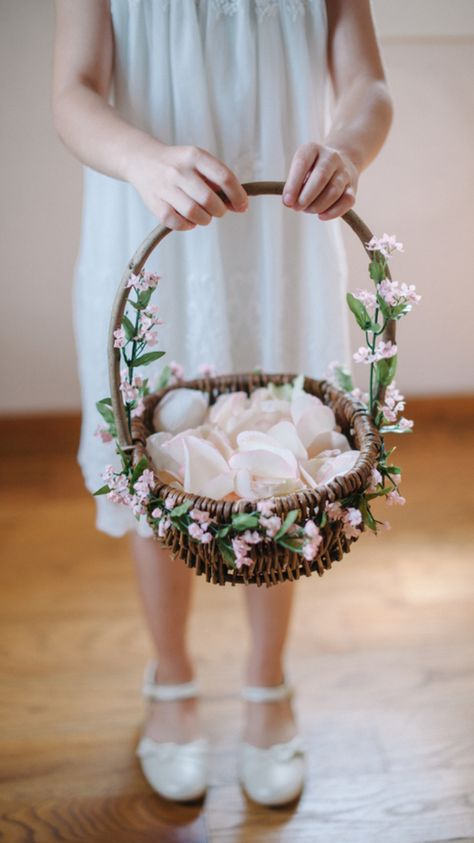 Pretty basket Diy Flower Girl Basket, Wedding Flower Girl Basket, Wedding Entrance Decor, Flower Girl Bouquet, Simple Wedding Decorations, Modest Wedding Gowns, Flower Girl Baskets, Diy Wedding Flowers, Flower Girl Basket