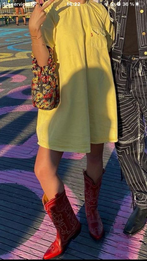 Emma Chamberlain Fashion, Spring Summer 2023 Fashion, Emma Chamberlain, Spring Summer 2023, 2023 Fashion, Summer 2023, All About Fashion, Tshirt Dress, Fashion Show