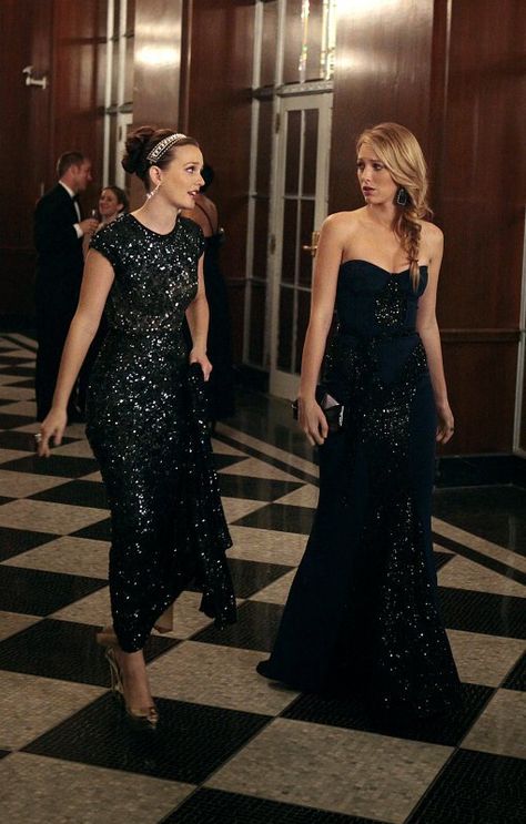 Pin for Later: 40+ Gossip Girl Hair Moments That Made You Jealous S and B's Black-Tie Styles Blair Et Serena, Blair Y Serena, Gossip Girl Season 6, Mode Gossip Girl, Estilo Blair Waldorf, Estilo Gossip Girl, Stile Blair Waldorf, Blair And Serena, Blair Waldorf Style