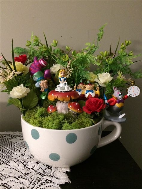 Alice in Wonderland themed tea cup fairy garden. Alice In Wonderland Fairy Garden, Disney Fairy Garden, Tea Cup Ideas, Diy Tea Cup, Fairy Teacup, Wonderland Garden, Cocina Shabby Chic, Indoor Fairy Gardens, Disney Garden