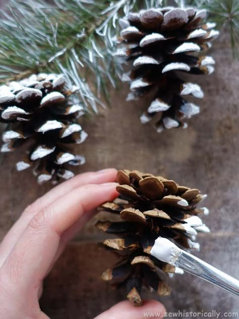 How To Make Snow Covered Pine Cones - Sew Historically Large Pinecones Ideas, Pine Cone Ornaments Diy, Wool Trees, Pine Cones Diy, Pinecone Projects, Cone Christmas Decorations, Country Christmas Ideas, Pine Cone Craft, Pinecone Ideas