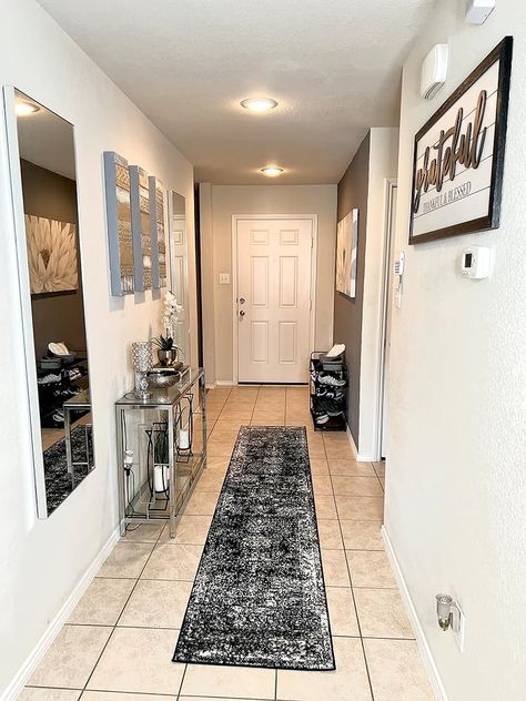 Hallway Entrance Decor, Entry Apartment, Glam Apartment Decor, Alternative Home Decor, Preppy House, Hallway Entry, Hallway Makeover, Glam Living Room Decor, Black Living Room Decor