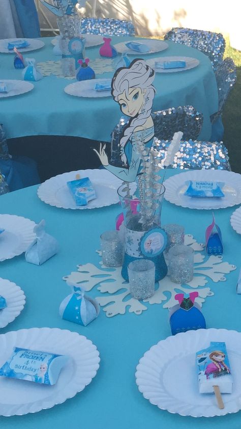 Kit Table, Frozen Table, Princess Party Food, Frozen Birthday Party Decorations, Birthday Party Table Decorations, Disney Frozen Birthday Party, Frozen Birthday Theme, Party Seating, Frozen Themed Birthday Party