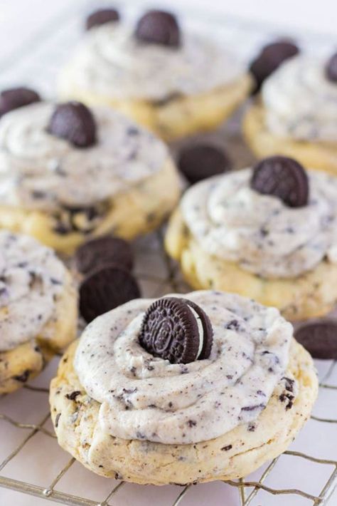 Cookies and Cream Milkshake Crumbl copycat cookies Cookie Copycat Recipes, Crumbl Recipes, Crumbl Cookie Copycat, Fun Cookie Recipes, Copycat Cookies, Crumbl Copycat, Cookies And Cream Milkshake, Crumble Cookie Recipe, Oreo Milkshake