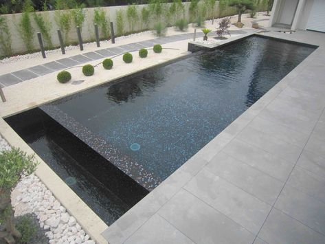 photos de piscine | mosaïque gris anthracite pour piscine - PISCINES ... Pool Privacy, Lap Pool Designs, Kleiner Pool Design, Moderne Pools, Travertine Pool, Outside Pool, Swimming Pool Landscaping, Luxury Swimming Pools, Pool Water Features