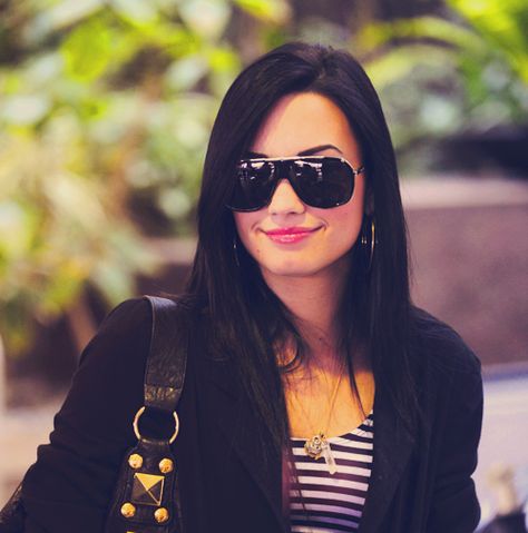 Demi Lovato Black Hair, Demi Lovato 2010, Demi Lovato Young, Demi Lovato Hair, Demi Lovato Style, Hair Evolution, Pink Grunge, Black Inspiration, Grunge Hair