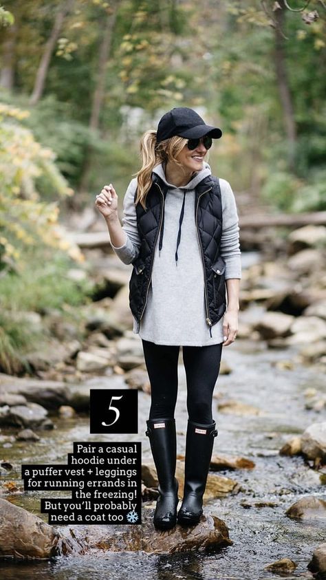 Hunter Rainboots Outfit Winter, Women’s Rain Boots Outfit, Rain Weather Outfit, Grey Hiking Boots Outfit, Mountain Outfit Fall Casual, Rain Boots And Shorts, Black Hunter Boots Outfit Winter, Navy Rain Boots Outfit, Rain Day Outfit Fall