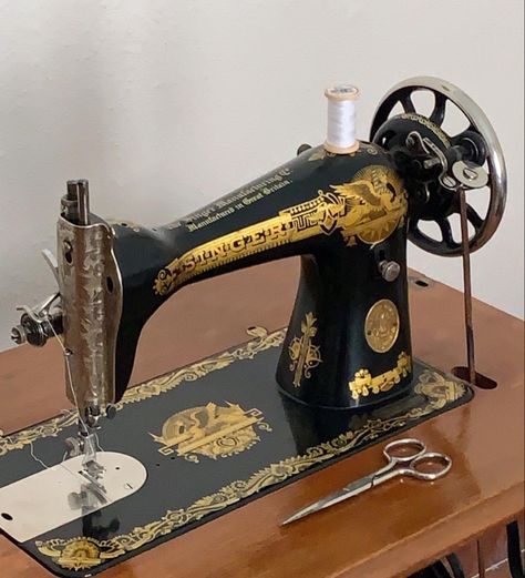 Sewing Aesthetic, Old Sewing Machine, Wedding Background Images, Eid Card Designs, Boutique Logo Design, Sewing Machine Repair, African Lace Styles, Fashion Poster Design, Treadle Sewing Machines