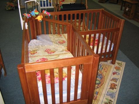 Corner cot for twins - amazing space saver... Twin Cots Ideas, Corner Crib Nursery, Cribs For Twins, Twin Baby Beds, Twin Infants, Twin Cots, Baby Cribs For Twins, Baby Crib Designs, Twin Cribs